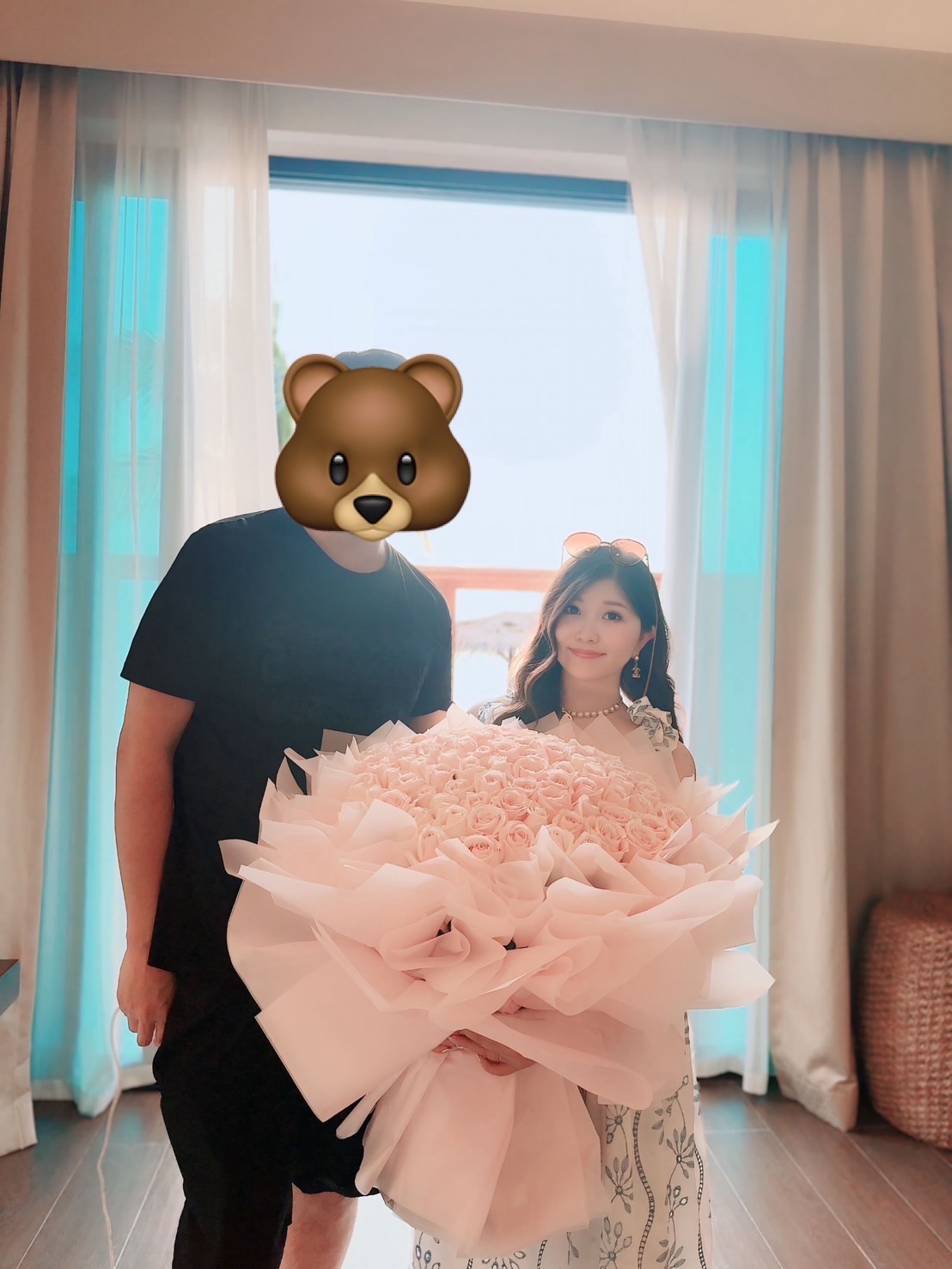 大きなバラの花束を持つ松木直子夫妻