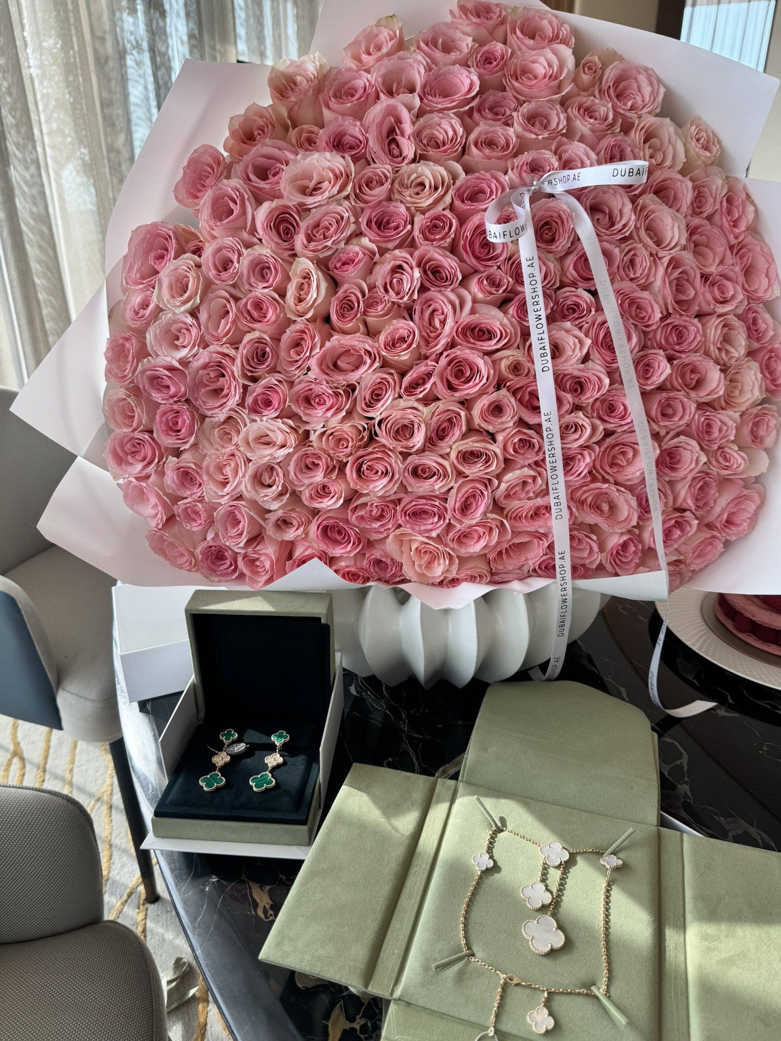 薔薇の花束とVan Cleef & Arpelsのジュエリー